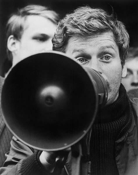 25 maggio 1968 - AFP Il leader studentesco francese Daniel Cohn Bendt e manifestanti tedeschi tengono una protesta al confine franco-tedesco 