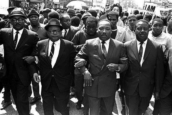 28 marzo1968 - AP ANSA- Il reverendo Ralph Abernathy a destra, il vescovo Julian Smith a sinistra, con Martin Luther King durante una marcia per i diritti civili a Memphis 