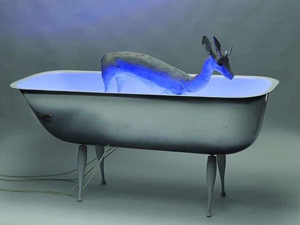 solarium un bagno di luce 2014 vasca legno neon gazzella algerina e materiali vari 165 x 65 h 110 cm